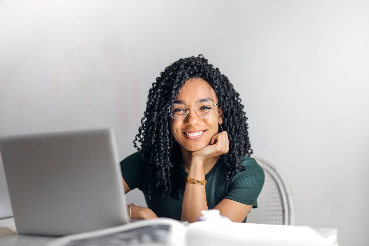 Jovem negra em frente a um notebook